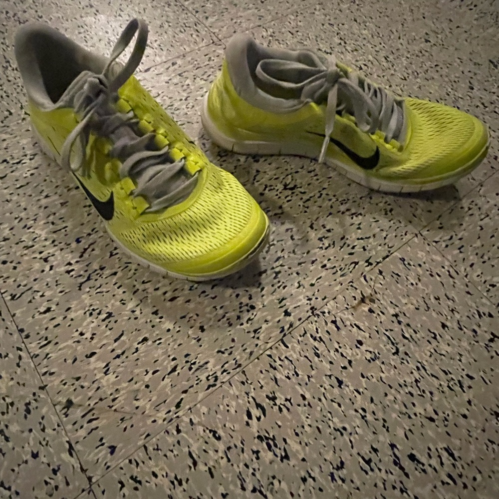 Nike neon yellow sneaker 6.5